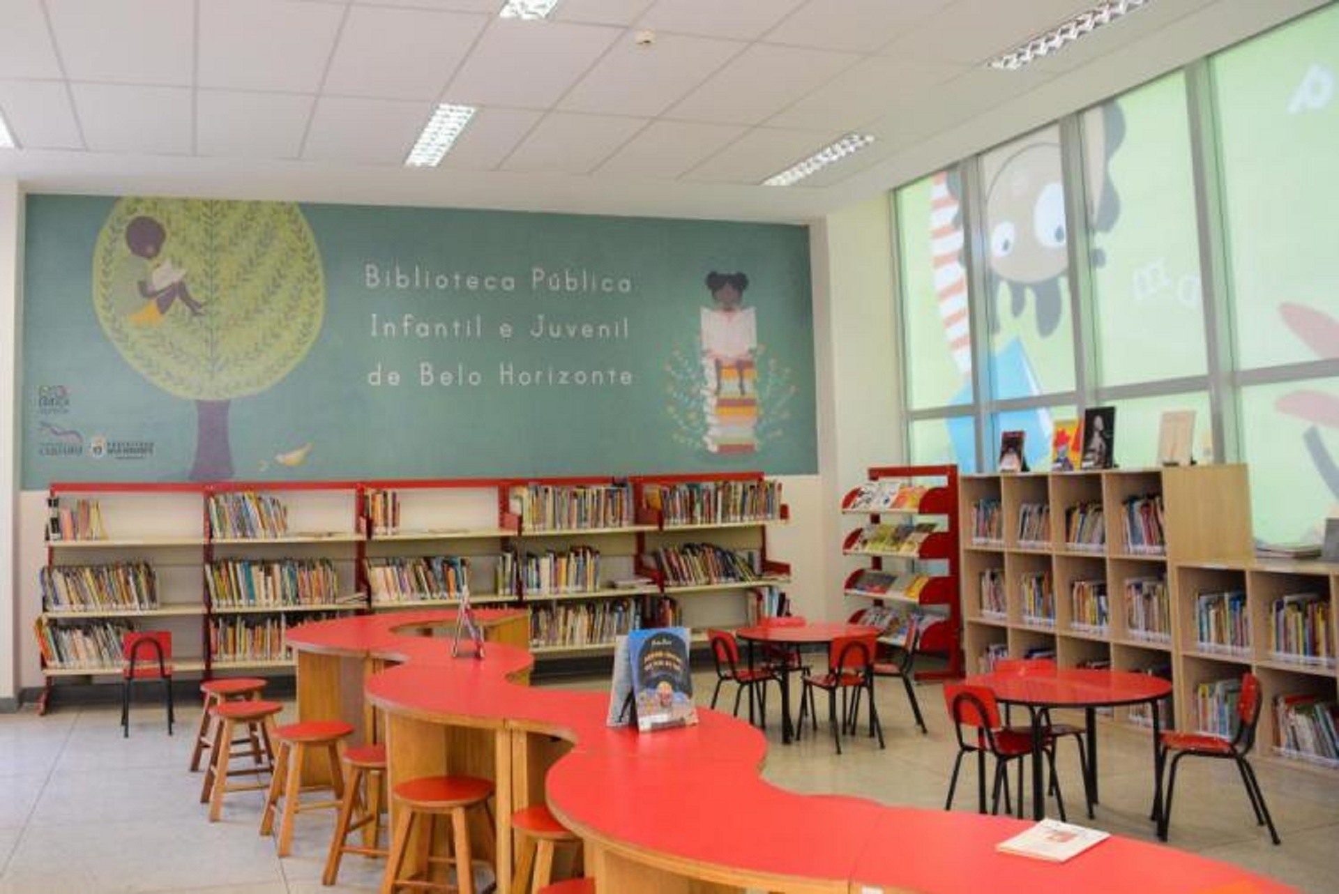 Foto: Ricardo Laf/FMC Espaço reservado para leitura com mesas e exposição de livros