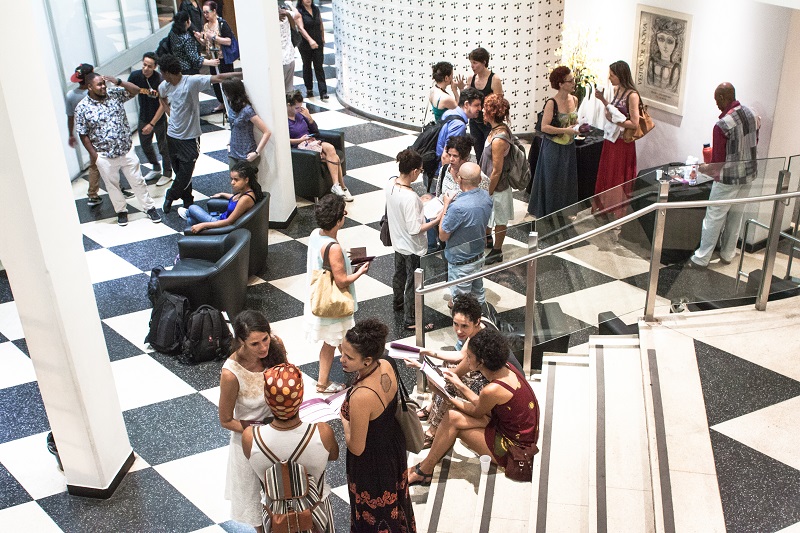 Imagem do Hall do Teatro Marília ocupado por diversas pessoas