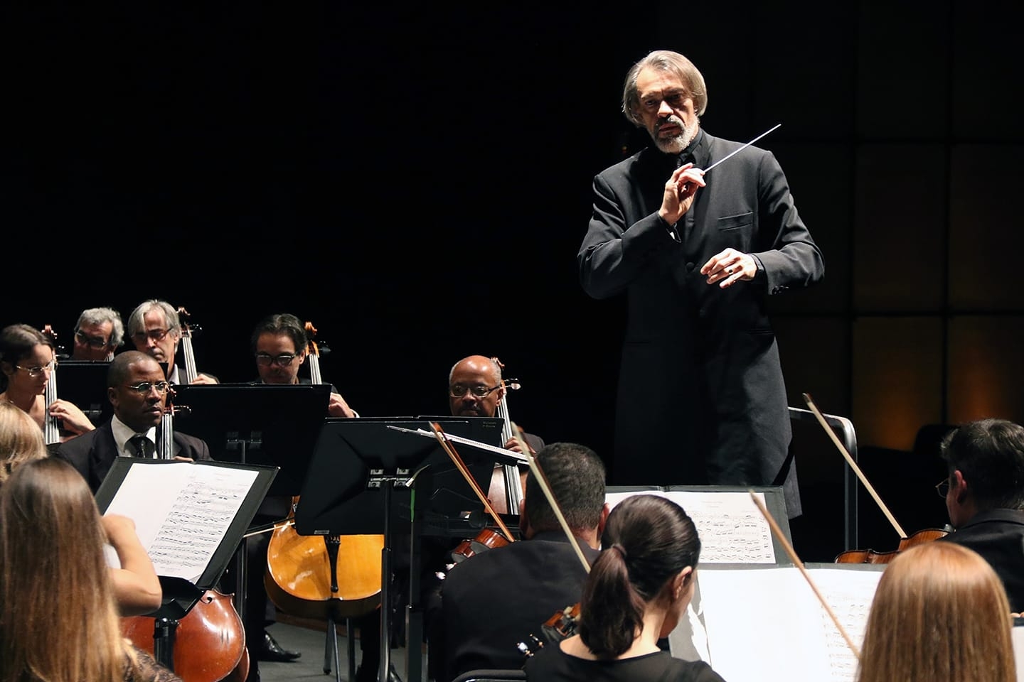 Orquestra Sinfônica de Minas Gerais celebra composições de Mozart e Tchaikovsky - Sinfônica ao Meio-Dia e Sinfônica em Concerto