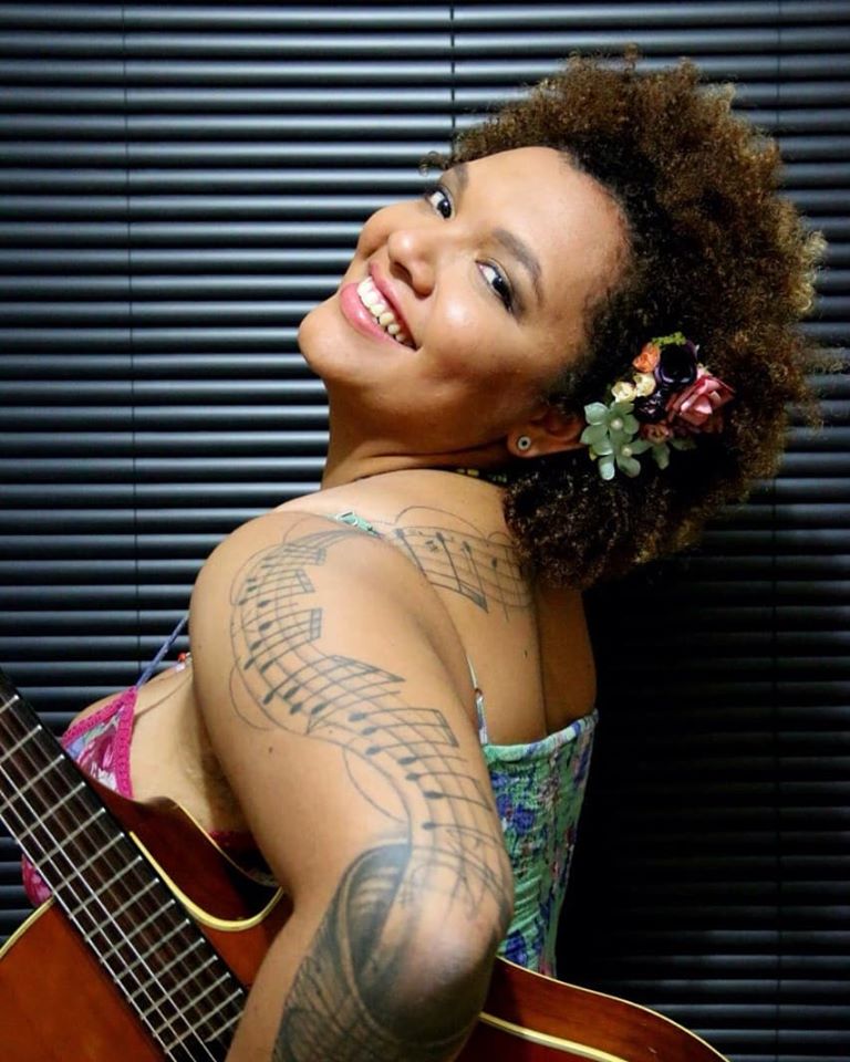 Live: Júlia Moreno