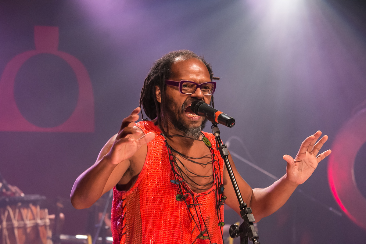 Performance percussiva: "SONS E POEMAS, COM BABILAK BAH"