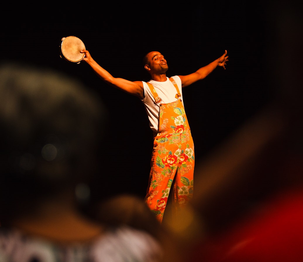 Cena do espetáculo “A Lenda de Ananse - Um Herói com Rosto Africano”