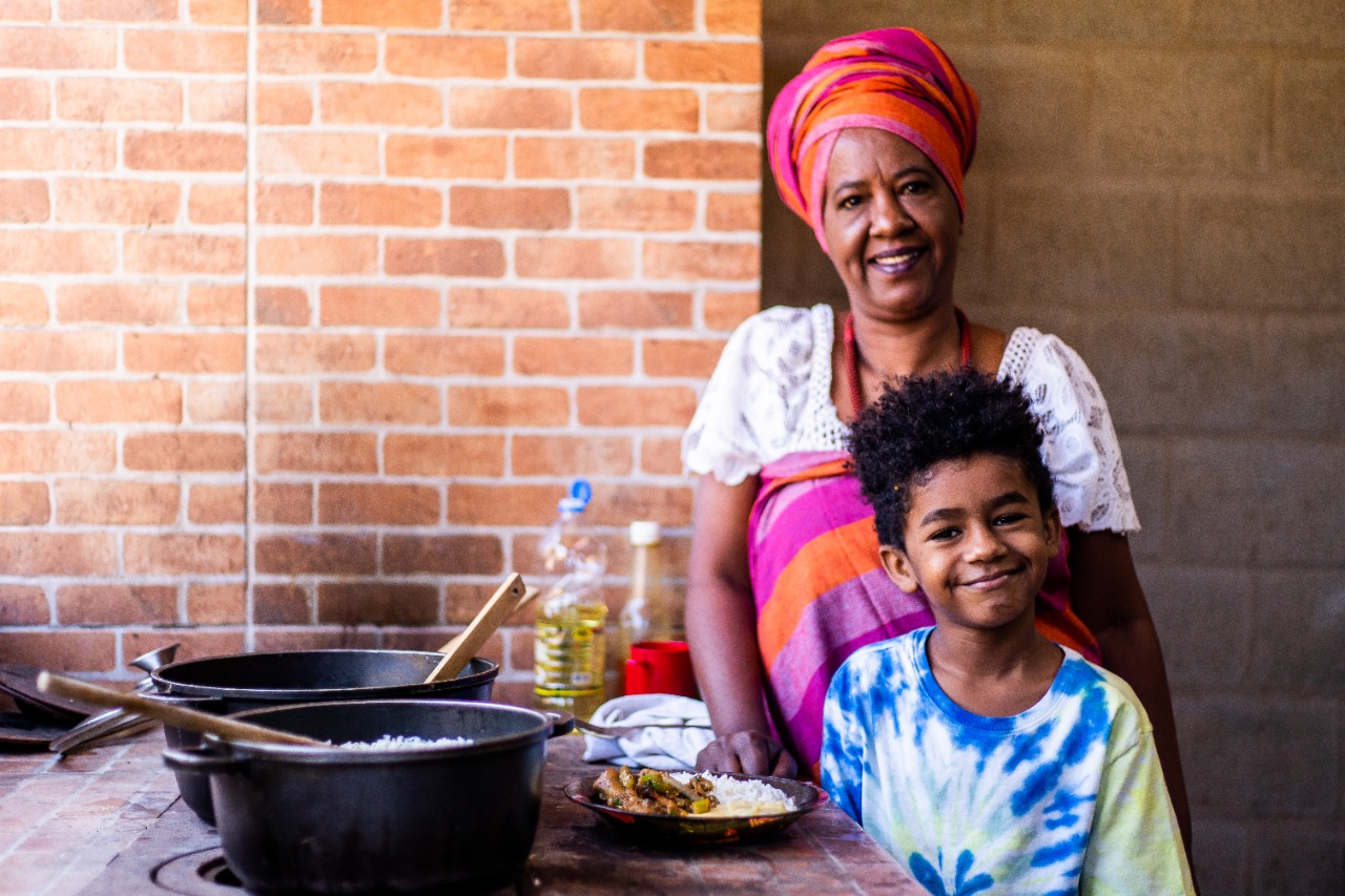 Renca Produções / Divulgação O pequeno Luan, de apenas 7 anos, acompanhado de Makota Cássia, sua avó, ativista do movimento negro e uma das lideranças do quilombo