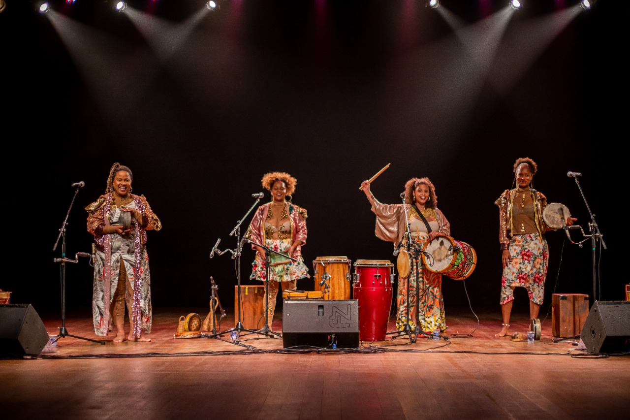 As integrantes do Negras Autoras performam em show em homenagem às mães da pandemia