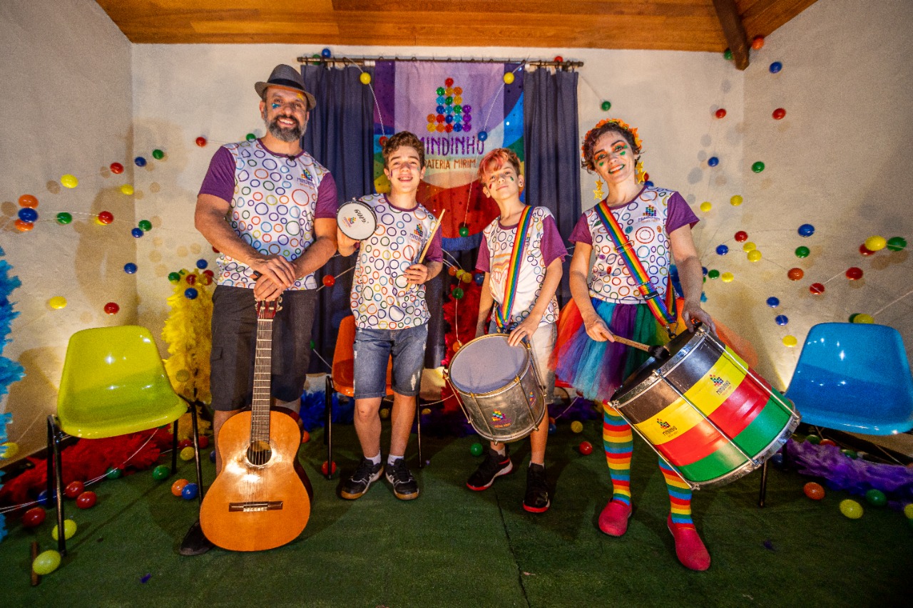 Integrantes da Mindinho Bateria Mirim, formada por pais e filhos