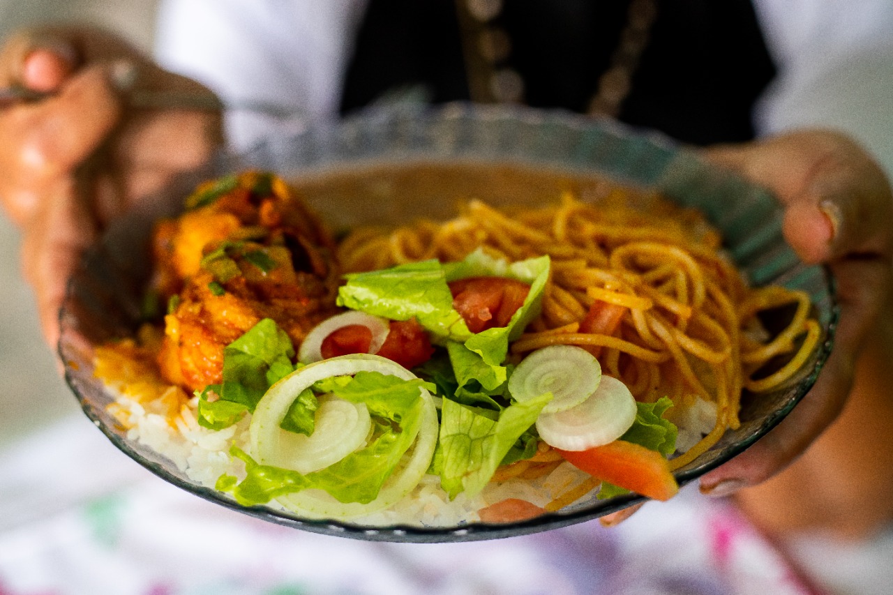 Renca Produções / Divulgação Imagem do prato de frango, com macarrão, feijão e salada, receita ensinada por Tia Neusa