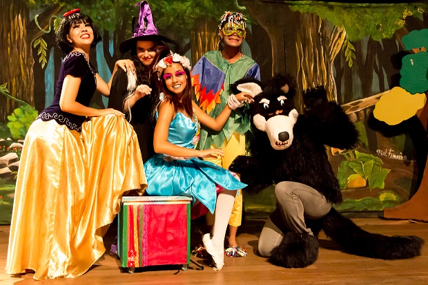 Personagens de contos infantis juntos - A Caixa Mágica 