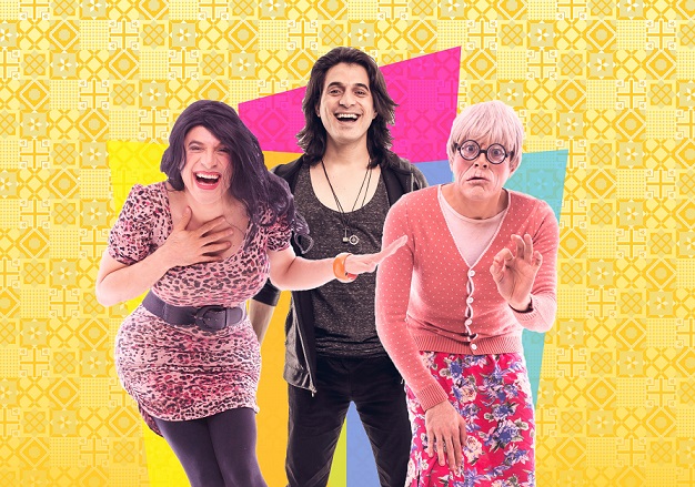 Três pessoas com roupas coloridas 