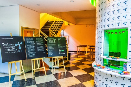 imagem de dentro do foyer do teatro 