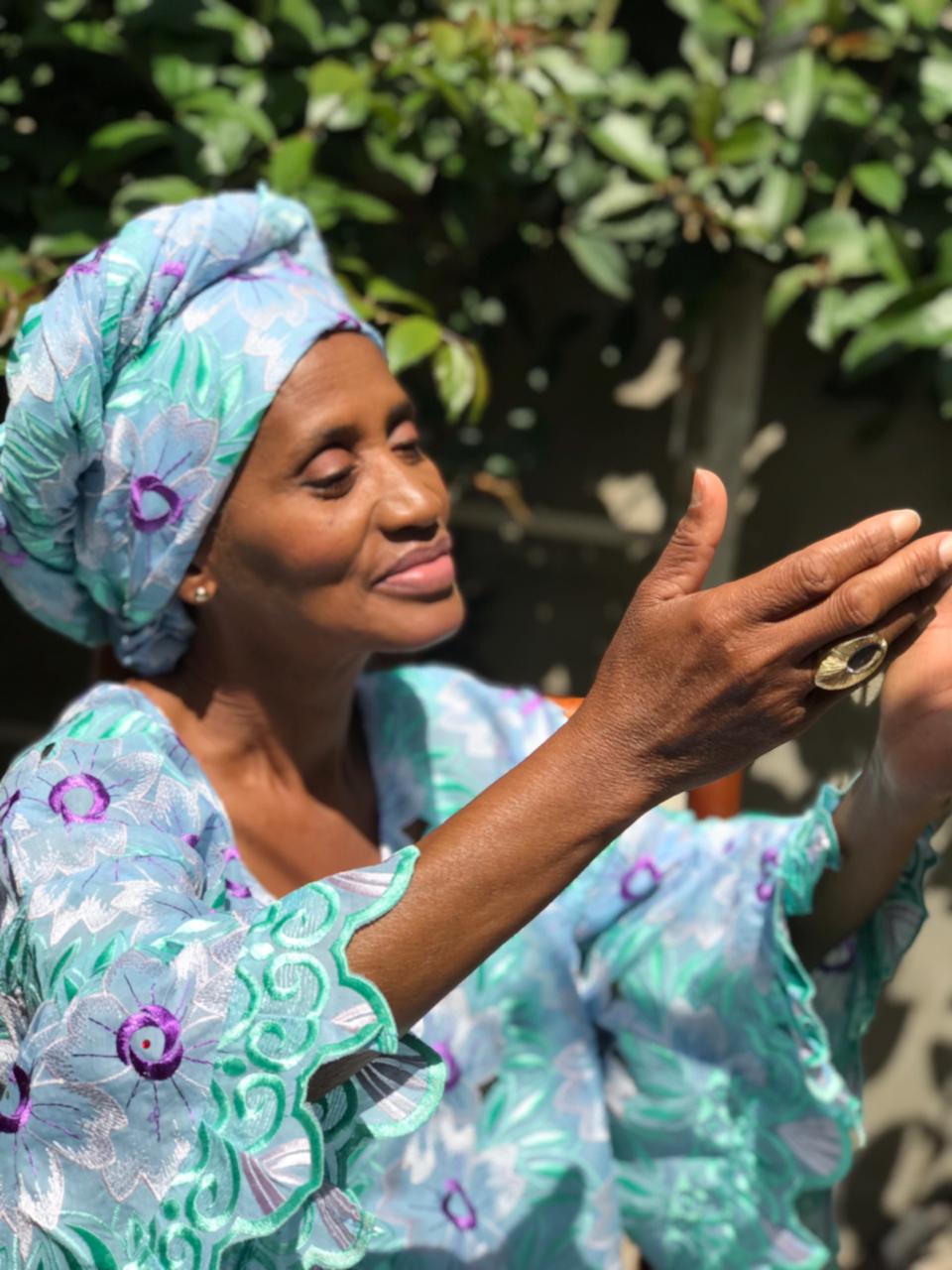 A cantora Alabá Silva se apresenta no projeto Quinta no Raul 