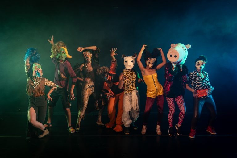 Espetáculo: ALIÇ N’PAÍS D’JOGO D’BICH - FCS