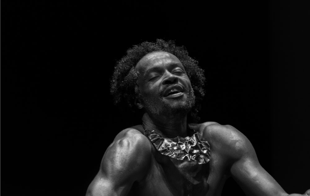 Homem negro, de olhos fechados em performance