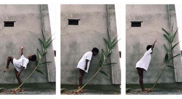 Na imagem, uma mulher negra fazendo movimentos de dança.
