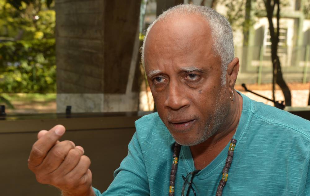 Homem negro, grisalho