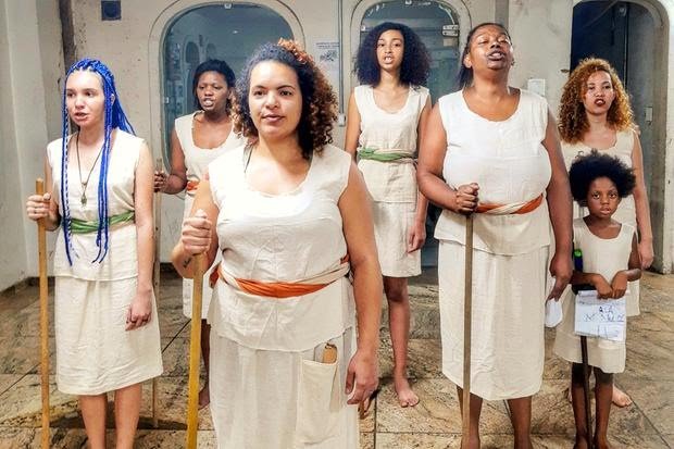 Na imagem, integrantes do grupo de Teatro Mulheres de Luta