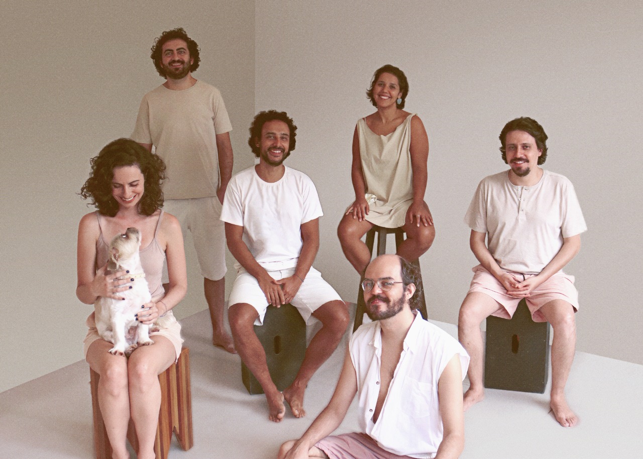 Celso Haddad/Divulgação Os integrantes da banda Djalma não entende de política estão sentados em bancos, atrás deles tem um fundo branco