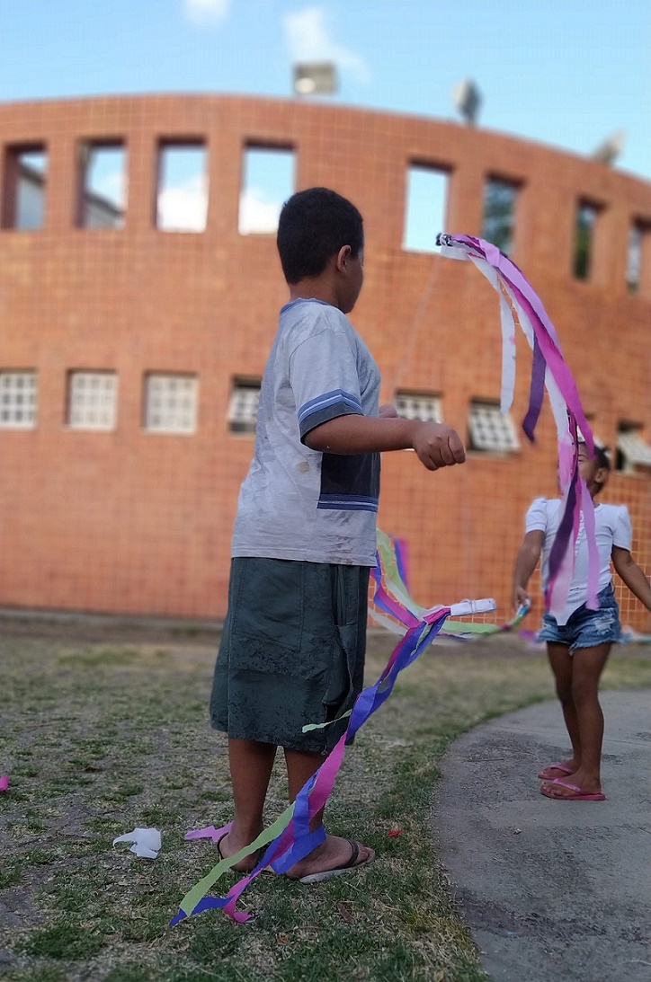 Crianças brincando com fitas 