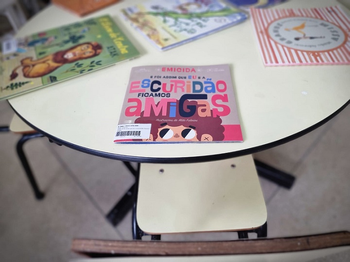Livros espelhados em uma mesa 
