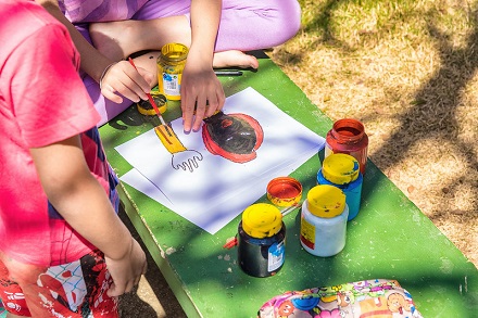 crianças brincando com pinturas 