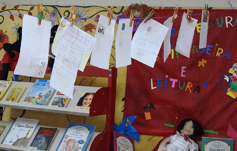 Atividades penduradas em um varal 