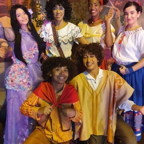  Espetáculo: "Encanto Família Madrigal"