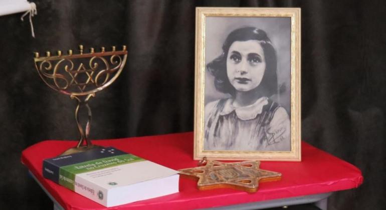 Mesa com retrato de Anne Frank