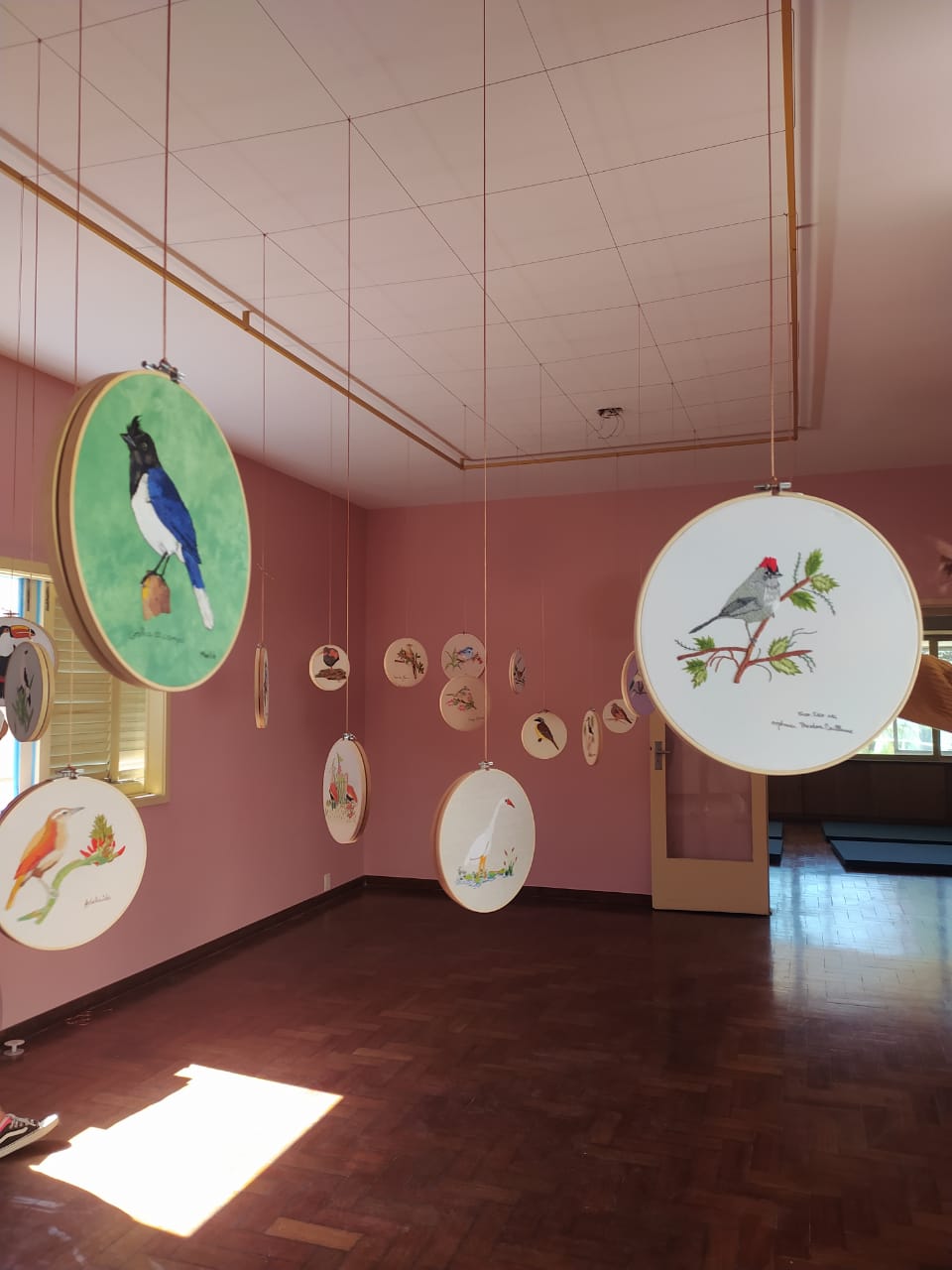 Bordados pendurados em uma sala espaçosa 