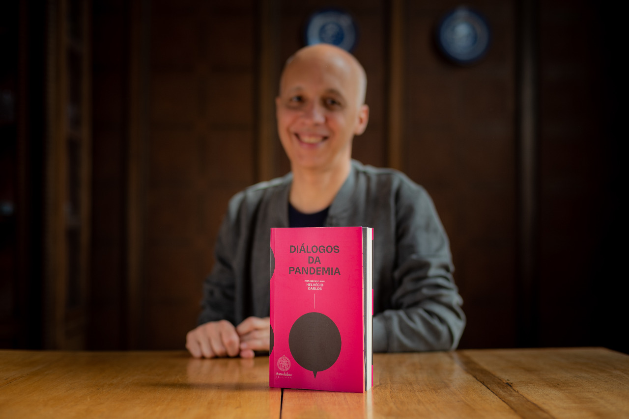 Sempre Um Papo recebe Helvécio Carlos