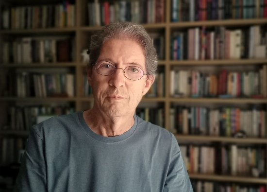 Sempre um Papo recebe o poeta Alexandre Marino