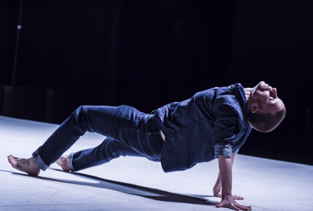 Foto: Merian Nikolova Foto do artista Pol Pi em cena, com roupas de cor azul e performando.