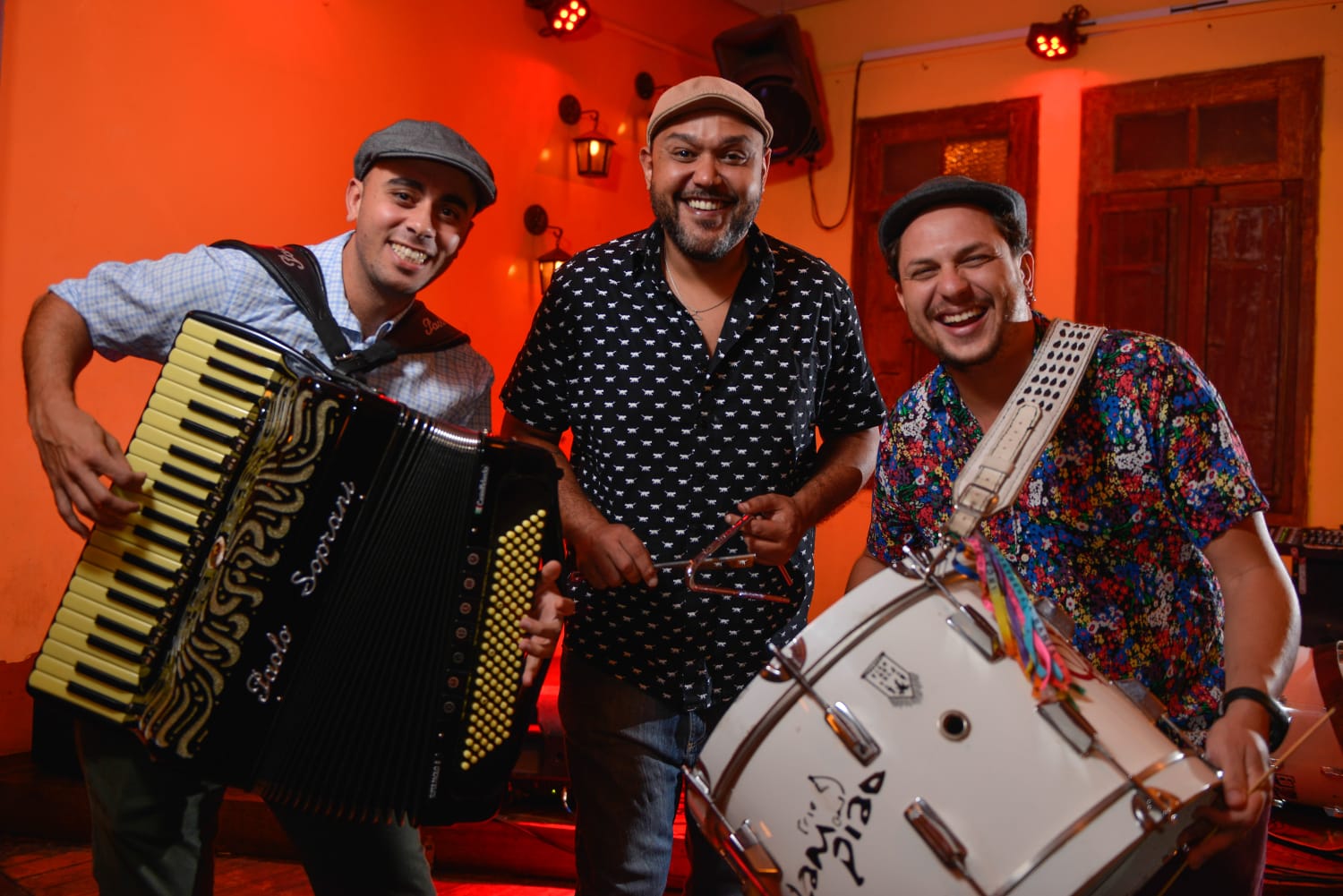 músicos com seus instrumentos sanfona, zabumba e triangulo