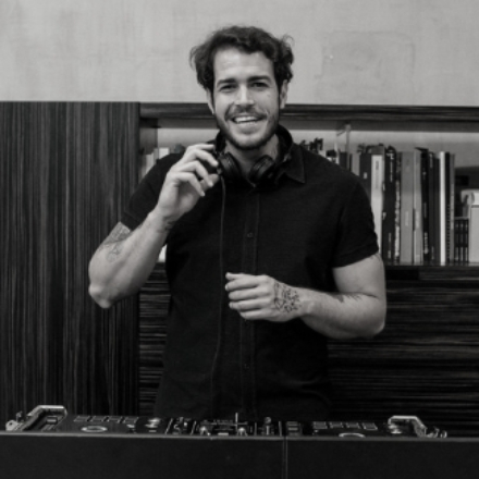 Reprodução Site Café com Letras DJ João Elias