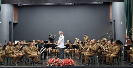foto da Banda de Música da Polícia Militar tocando em um evento.