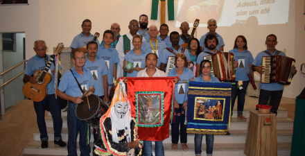 Foto dos integrantes do Encontro de Bandeiras dentro da igreja.