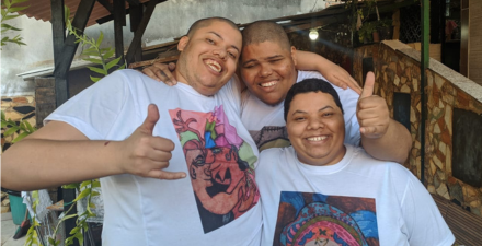 Fotos do trio de irmãos abraçados sorrindo pra foto