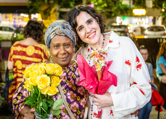 reprodução oficial Sempre Um Papo recebe Júlia Moysés