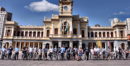Foto de Vários Ciclistas na Praça da Estação