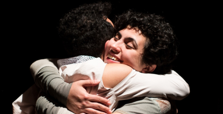 Foto em close de duas pessoas se abraçando