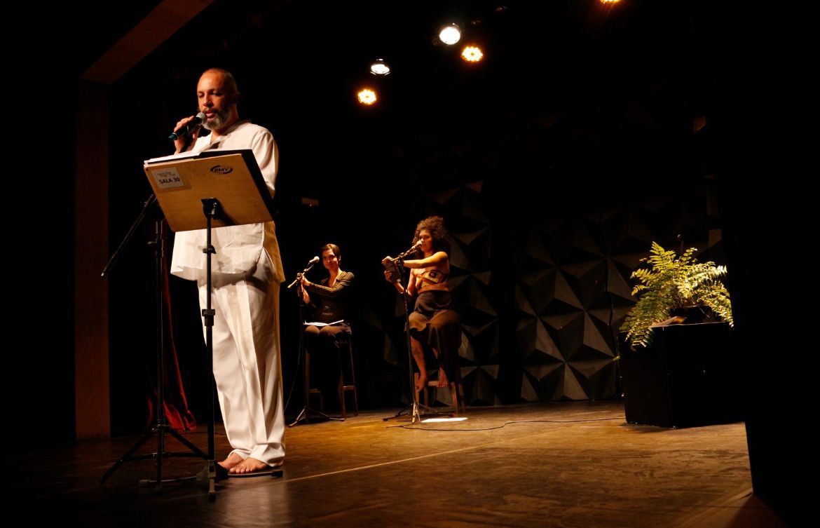 LITERATURA Uma Noite no Harlem (Foto: Divulgação) Um homem vestido de branco fala ao microfone