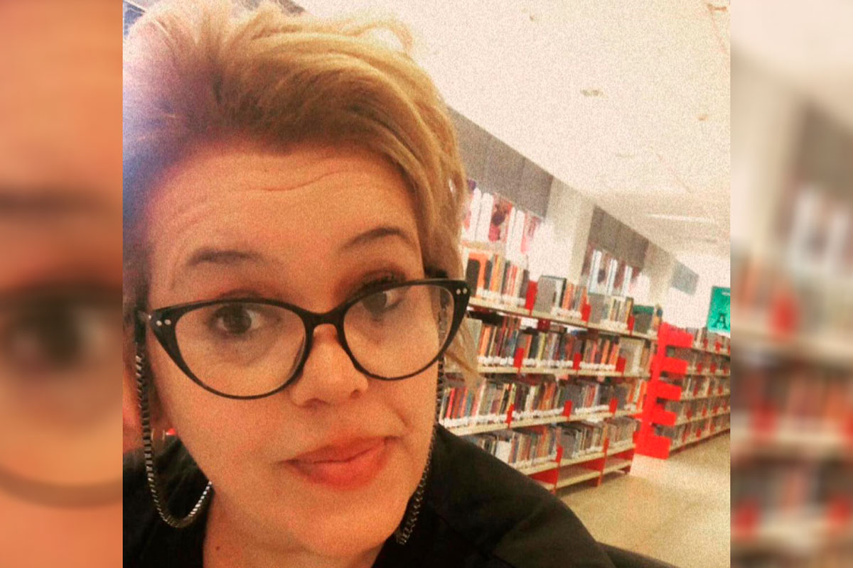  Mulher de cabelos claros, curtos, usando óculos.