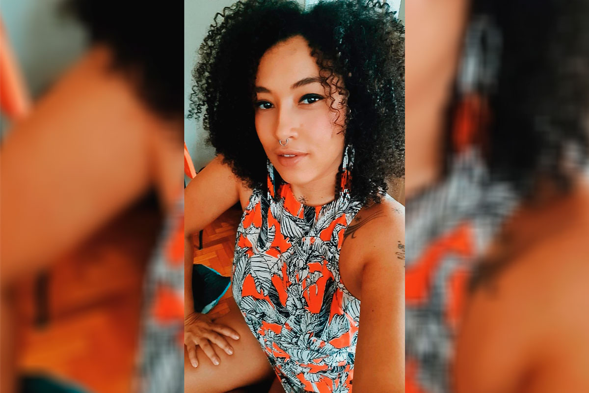 Mulher negra, jovem, olha fixamente para a frente. CRÉDITO DA IMAGEM: