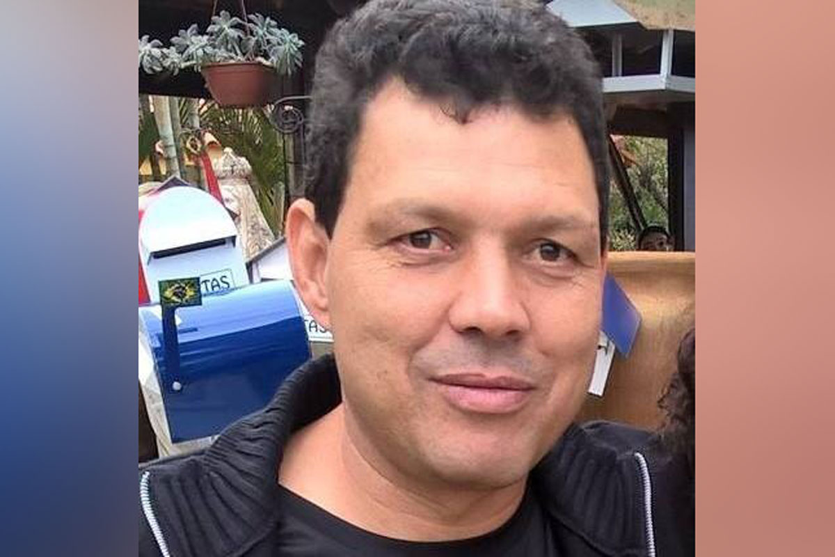 Homem de cabelos curtos com um leve sorriso.