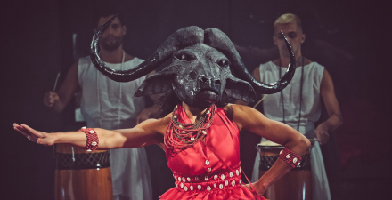 na foto, uma mulher indígena parda de cabelos lisos e pretos. Seu rosto tem uma pintura com uma linha preta marcando pela metade o rosto, abaixo dos olhos em todo o rosto.