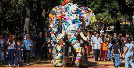 Elefanteatro e Pigmalião Foto Marcelo Sant'Anna Um Elefante gigante feito de materiais recicláveis e manipulado por atores anda pelas ruas da cidade