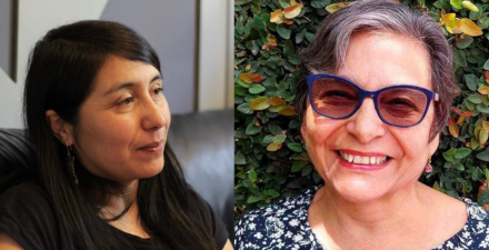 Foto de Paula González (mulher chilena com traços indígenas, cabelos castanhos escuros lisos longos e blusa preta) e Sara Rojo (mulher de cabelos grisalhos curtos, óculos escuros de aro azul e blusa azul escura estampada com flores brancas))