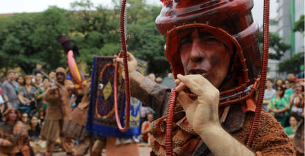 Foto de um homem usando um capacete feito a partir de um galão de água e pintado com tons terrosos