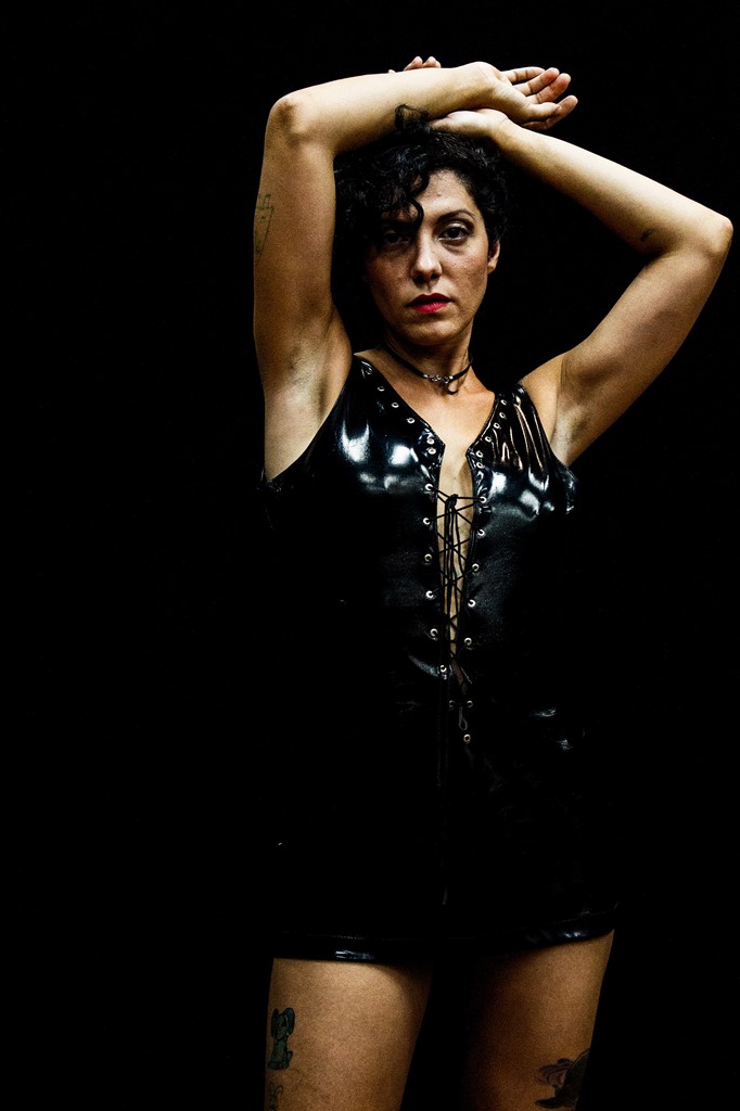 Performance: ‘Garotas boazinhas não falam palavrão’