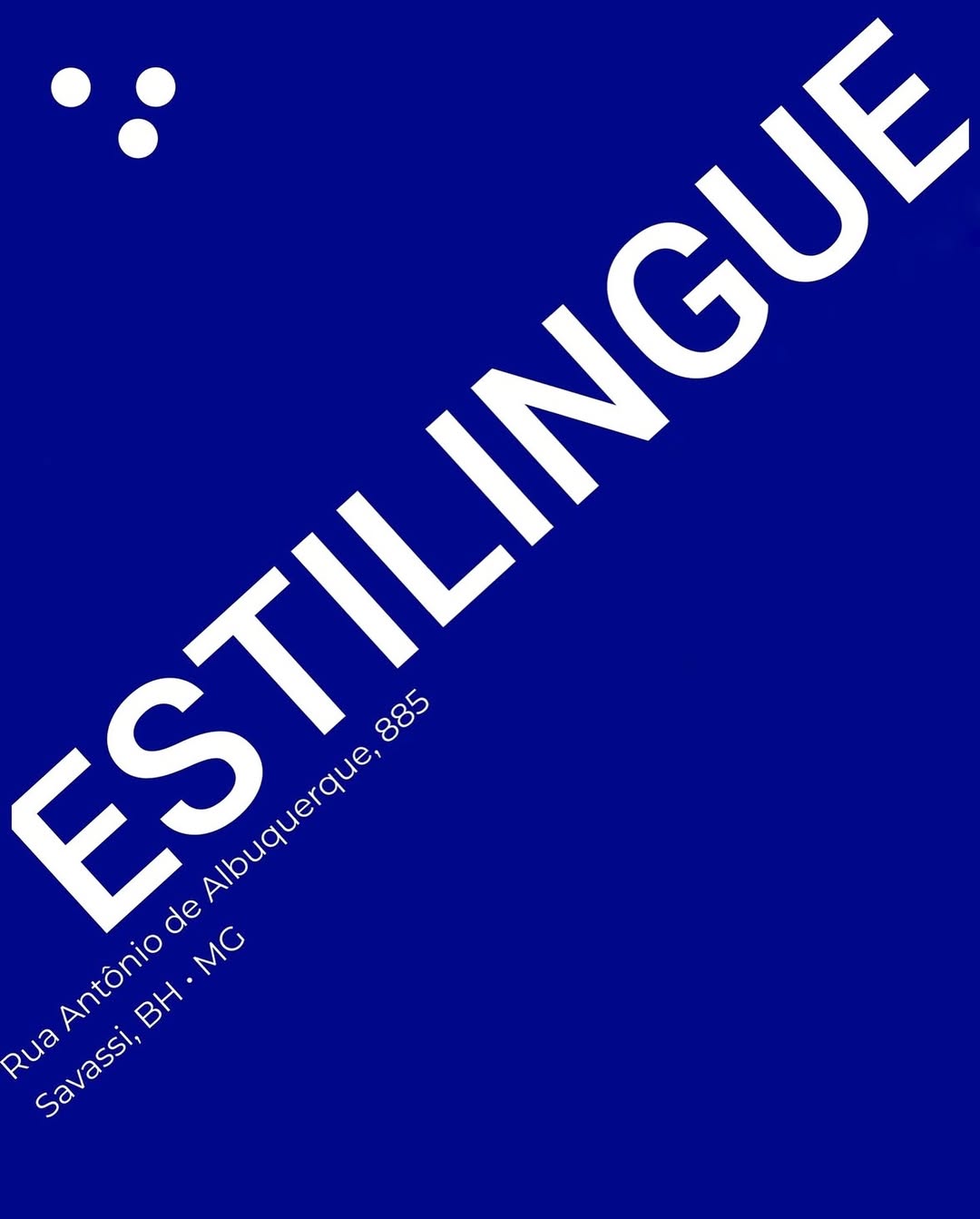 Imagem azul com o nome da exposição e local 