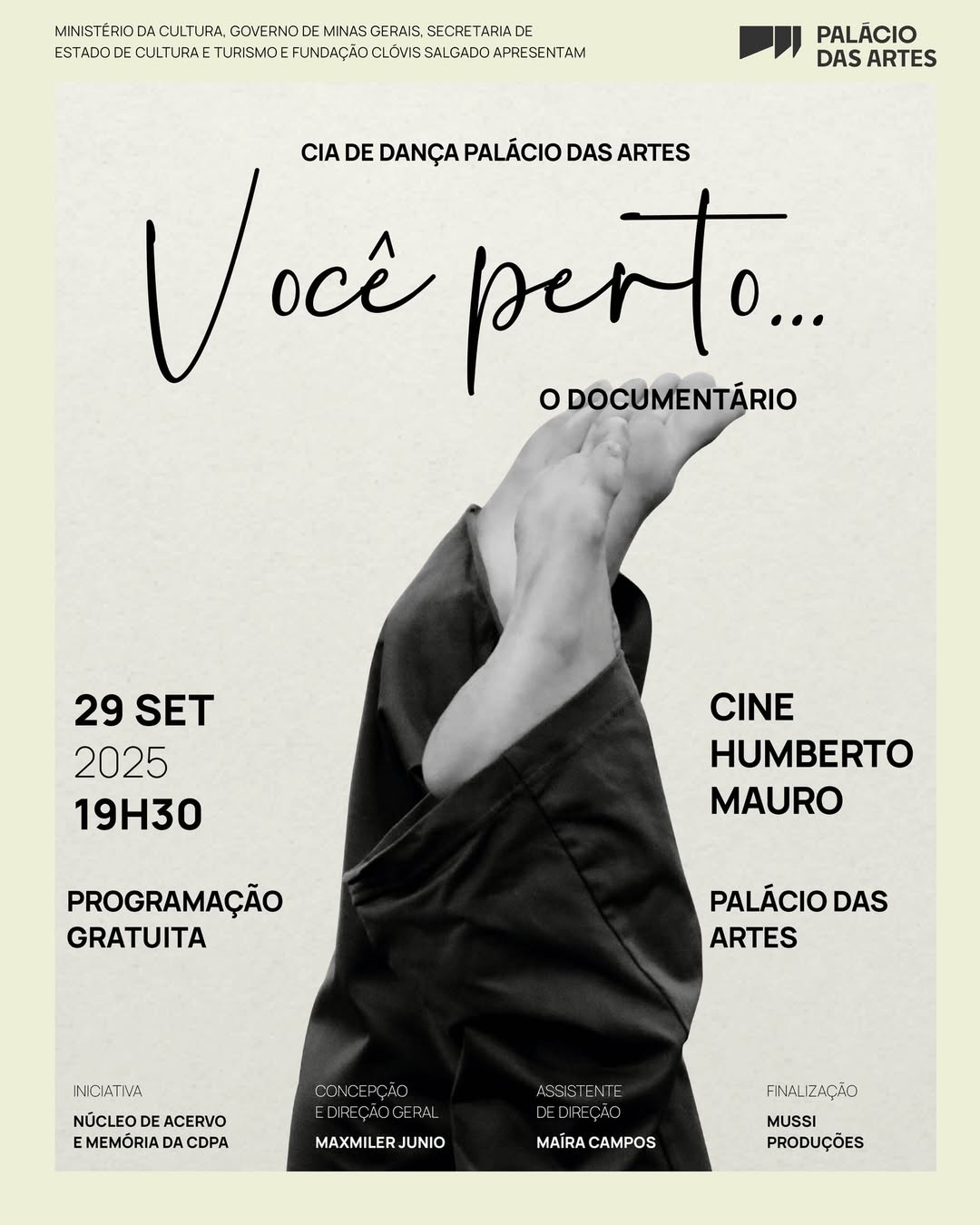 Imagem em preto e branco com os pés para o alto 