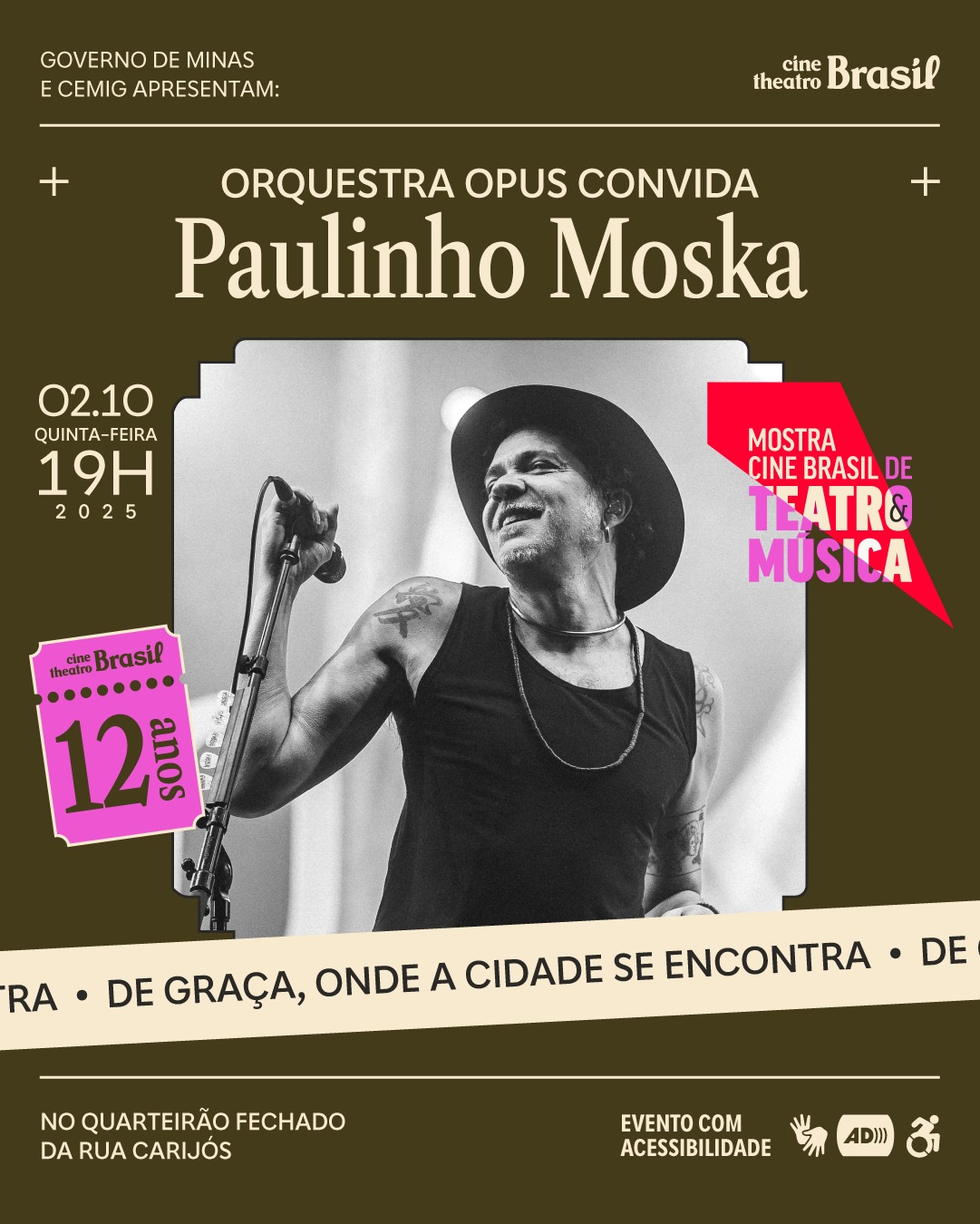 Reprodução/Instagram homem branco magro, com camiseta preta, colar, chapéu e segurando um microfone